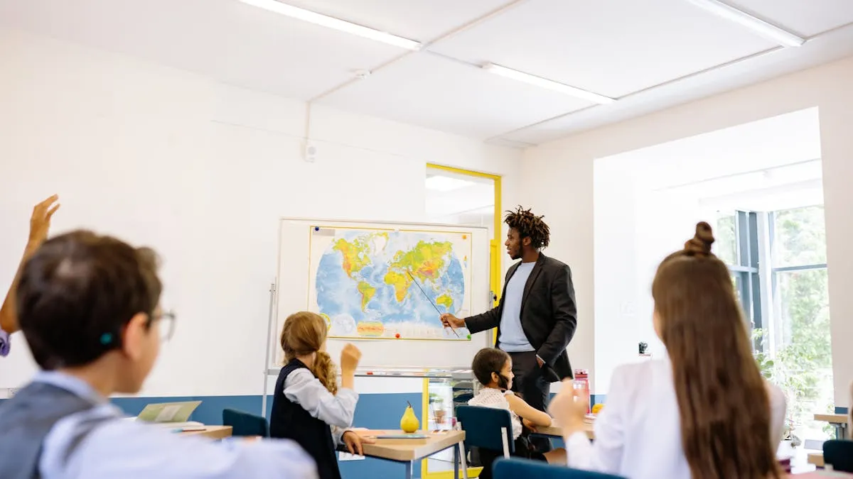 Betreuerin mit Kindergruppe in der Ganztagsschule