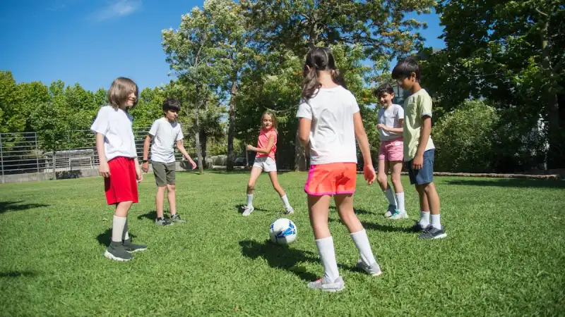Kinder beim Spielen im Freien während der Ferienbetreuung