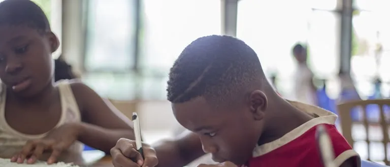 Kinder mit und ohne Förderbedarf spielen gemeinsam in der OGS