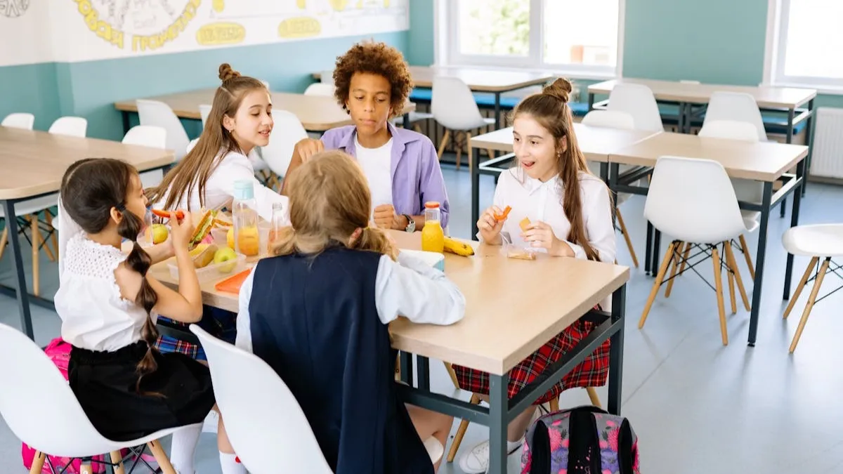 Kinder beim gemeinsamen Mittagessen in der OGS